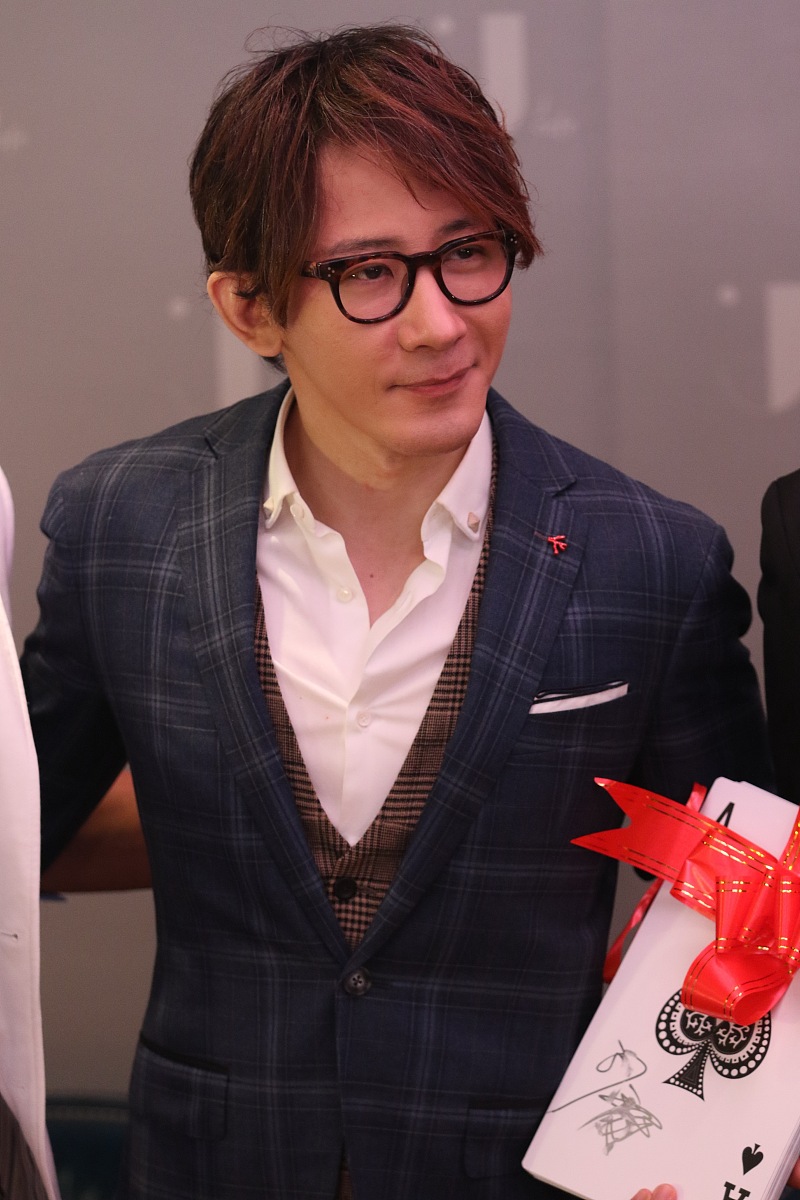 2015年10月9日,上海,明星投资的"j cafe"咖啡店开张 .***_***刘谦