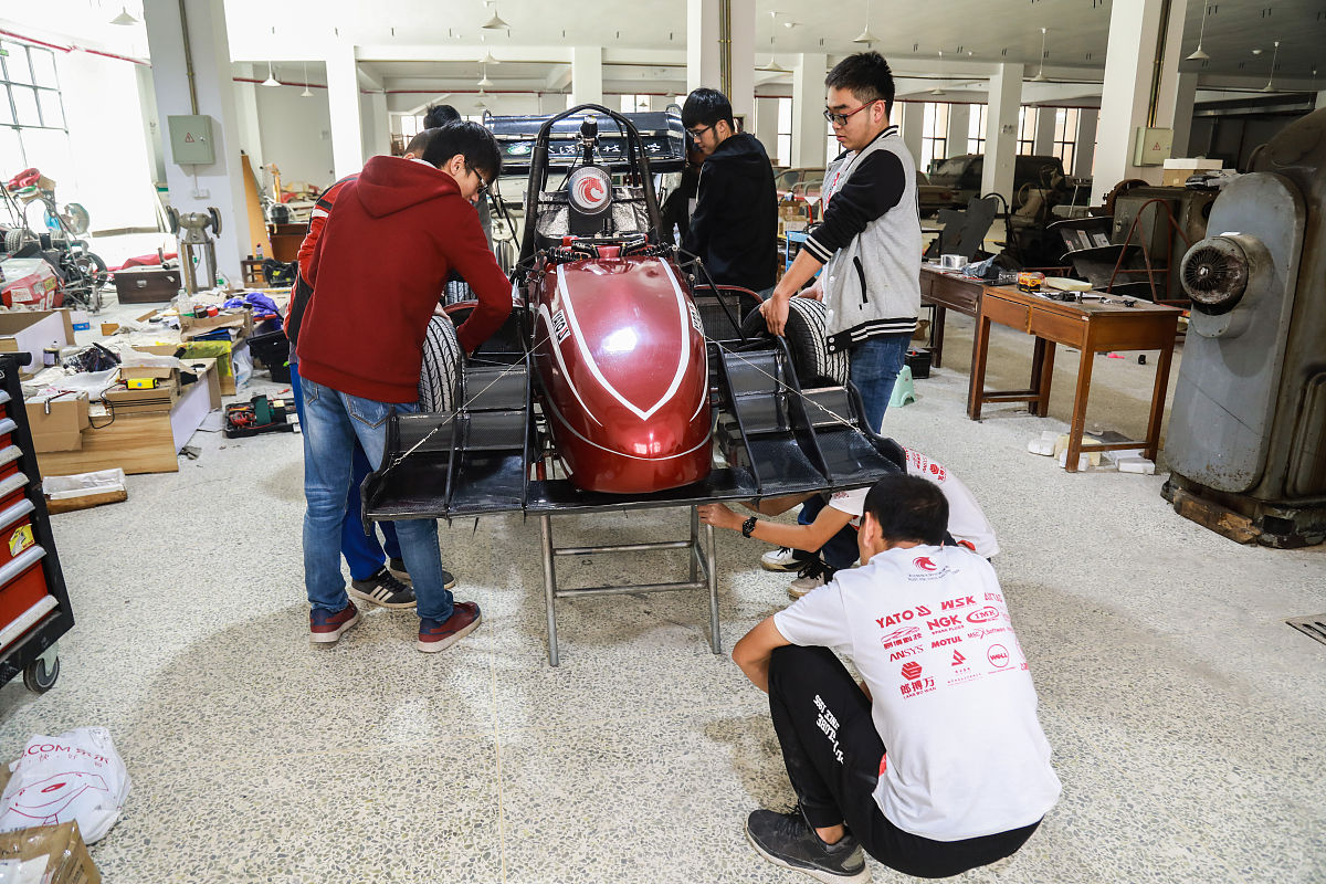 车辆转弯能否通过直角弯？17米长3.5米宽车辆转弯分析