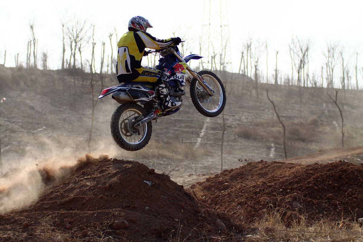 翻滚小摩托游戏描述