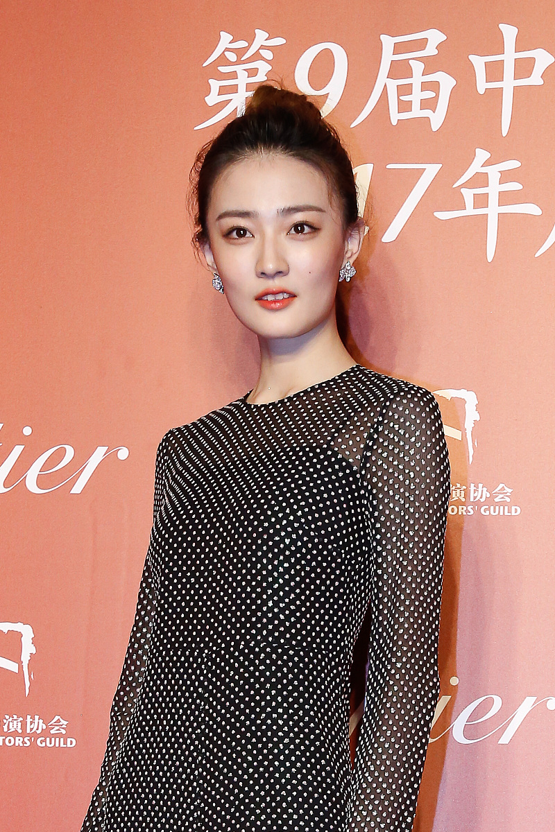 不ps也很美!赵薇黑白斗篷知性亮相导协提名晚宴 冯小刚,王小帅,李晨现
