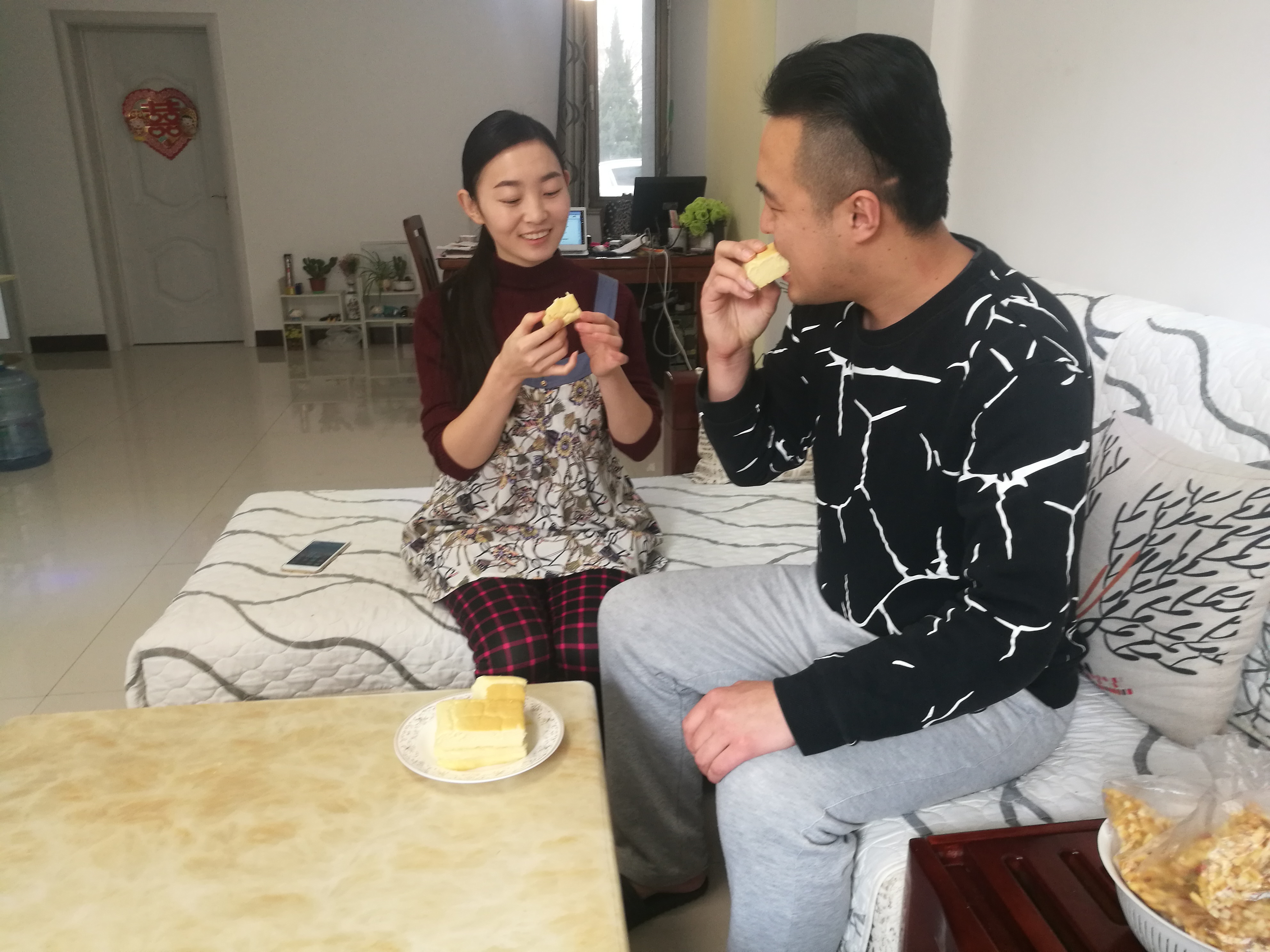 5个鸡蛋+半碗面+1袋牛奶,小媳妇在家自制蛋糕,老公的吃相醉了