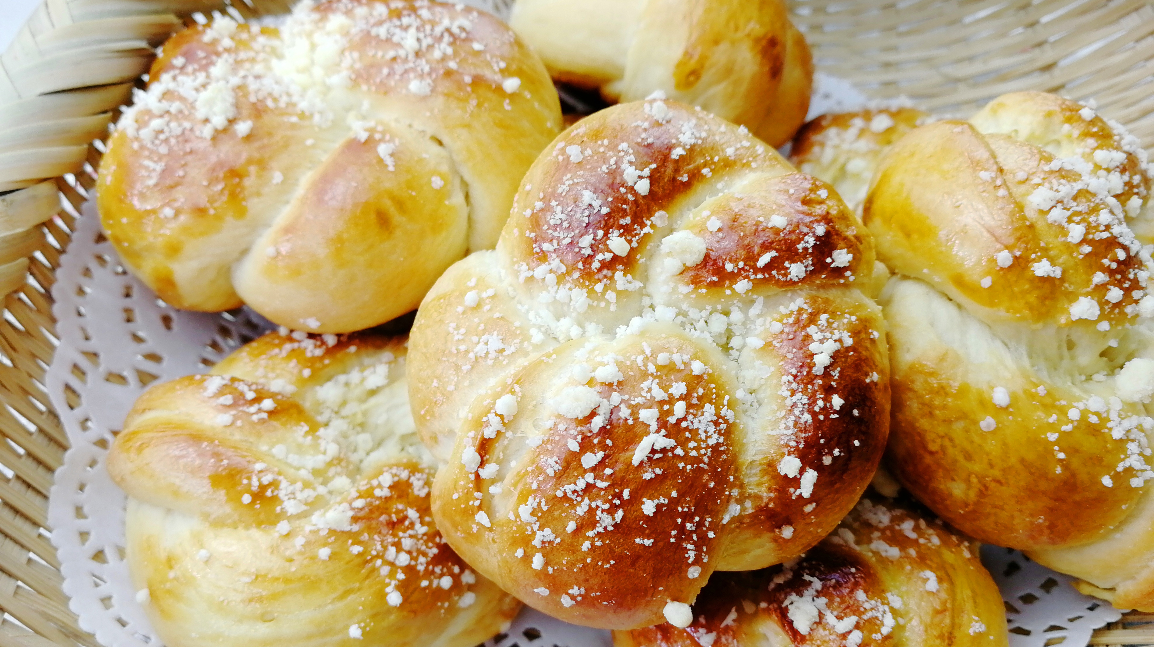 炼乳花环面包表面油酥粒的制作和花环造型的整形手法