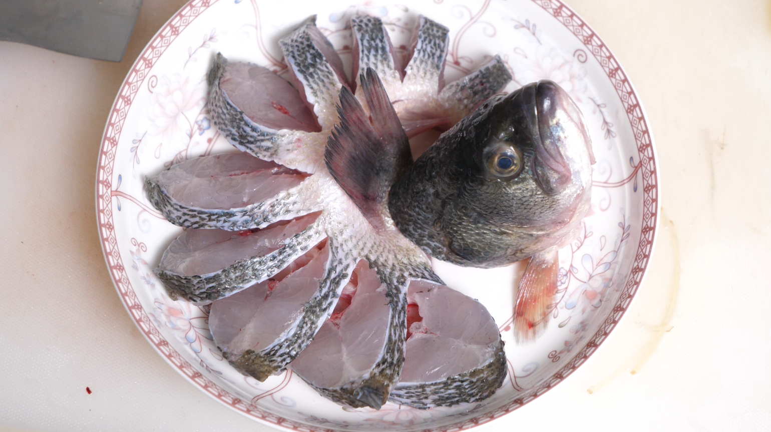 清蒸鲈鱼这样做,好吃到想哭,1大条鱼被我瞬间吃完