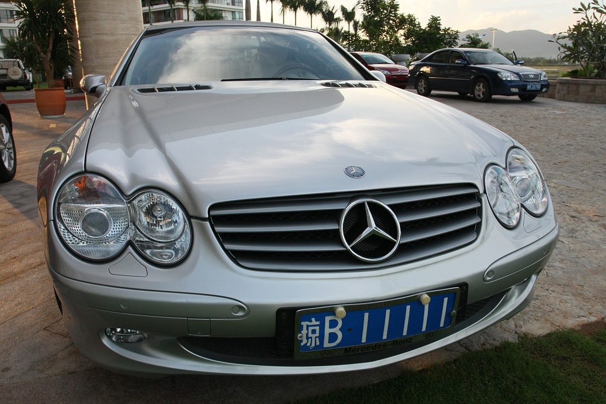 2008年11月5日,海南三亚,一辆百万型号为奔驰500婚车停放于三亚阳光大