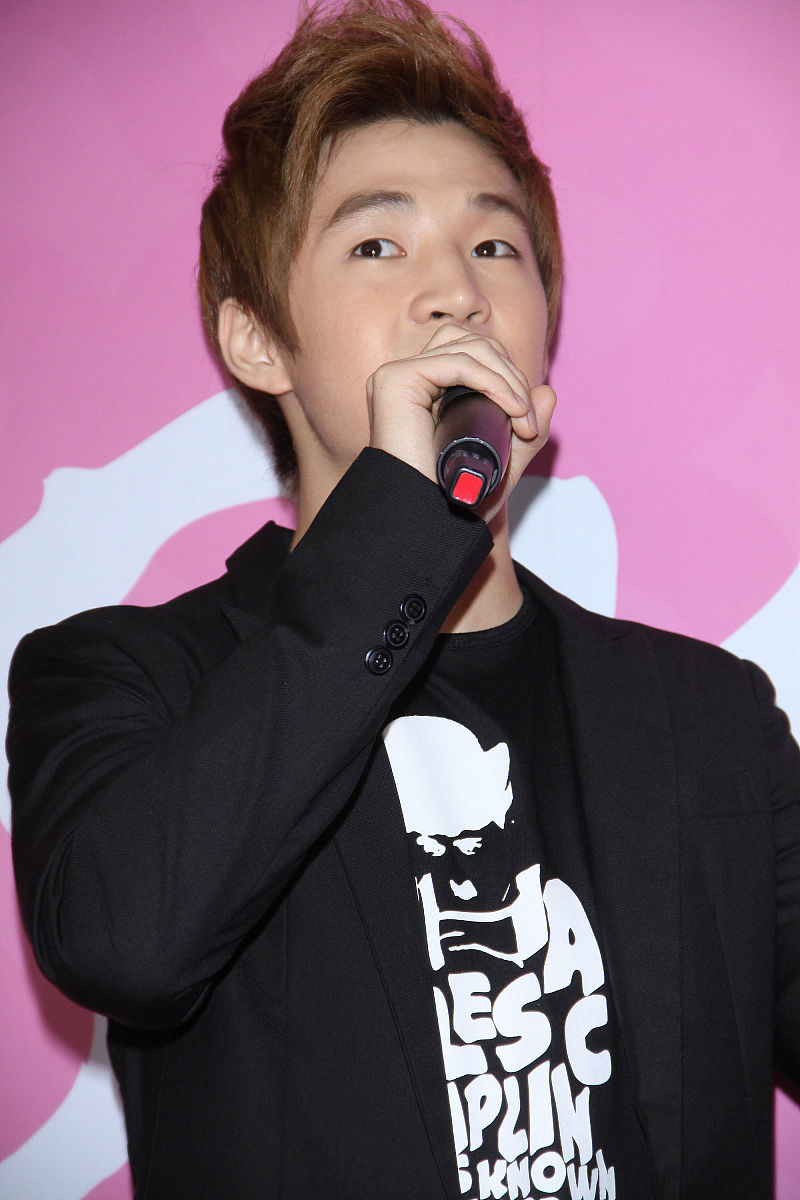 2011年7月8日,台北,"s.m.官方明星商品专门店"开业.super junior-m团