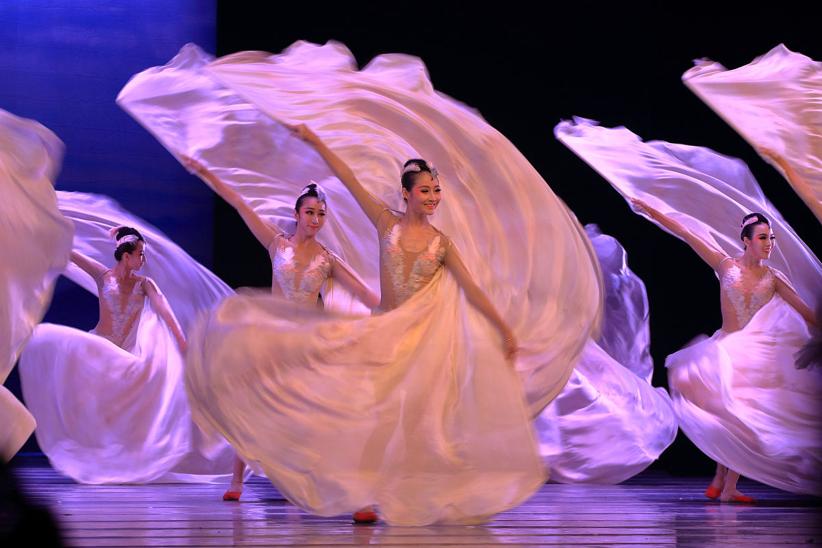 以《富春山居图》为题材创作一部舞剧要求以现代人的视角回望历史要求出现山、水、中国文化、江南文化用具有创新的方式进行编排且不出现汉服