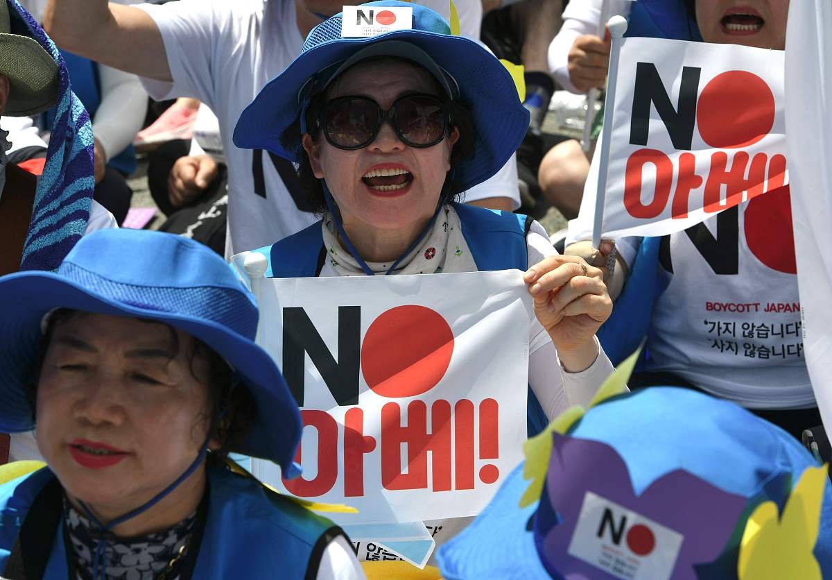 当地时间2019年8月14日,韩国首尔,韩国光复节前夕,民众在日本驻韩国大