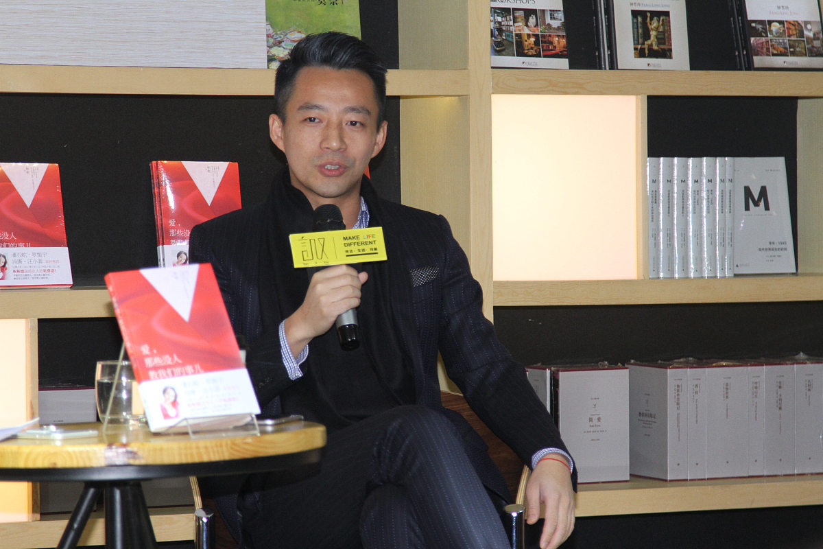 2015年11月28日,北京,汪小菲助阵路彬彬新书发布.***_***汪小菲