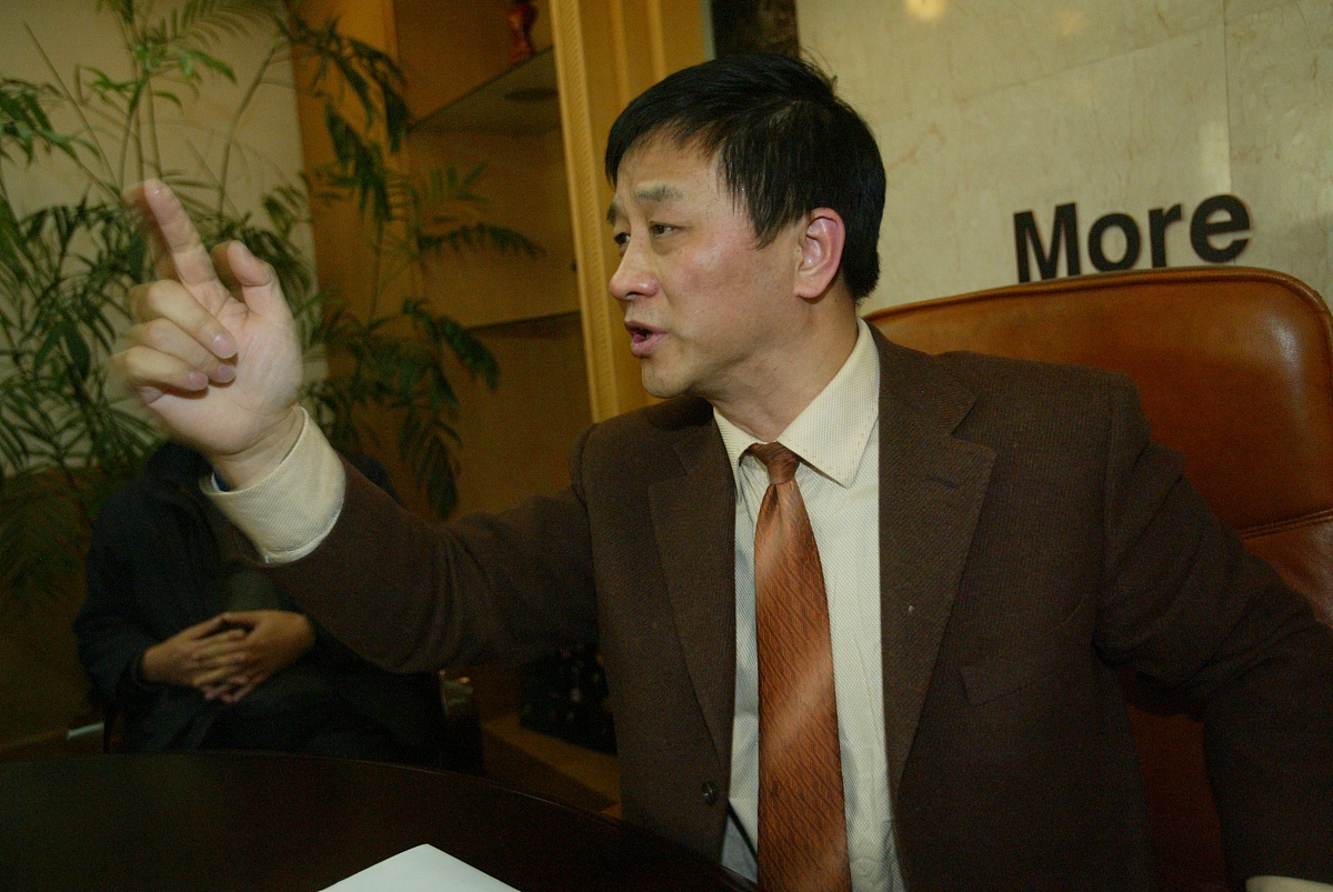2005年12月2日,辽宁足球俱乐部执行董事张曙光在俱乐部教练竞聘会上.+