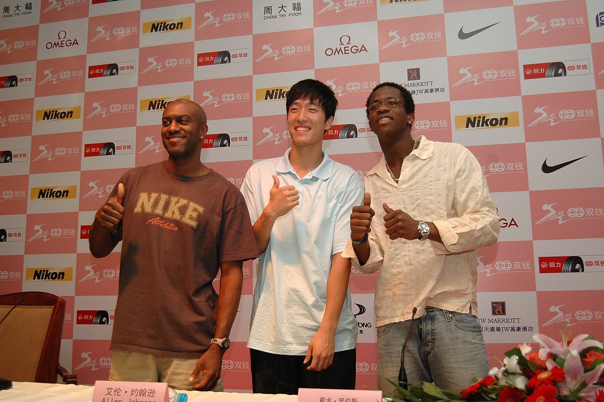 2007年9月26日,上海,刘翔,约翰逊和罗伯斯三位世界110米栏名将出席黄