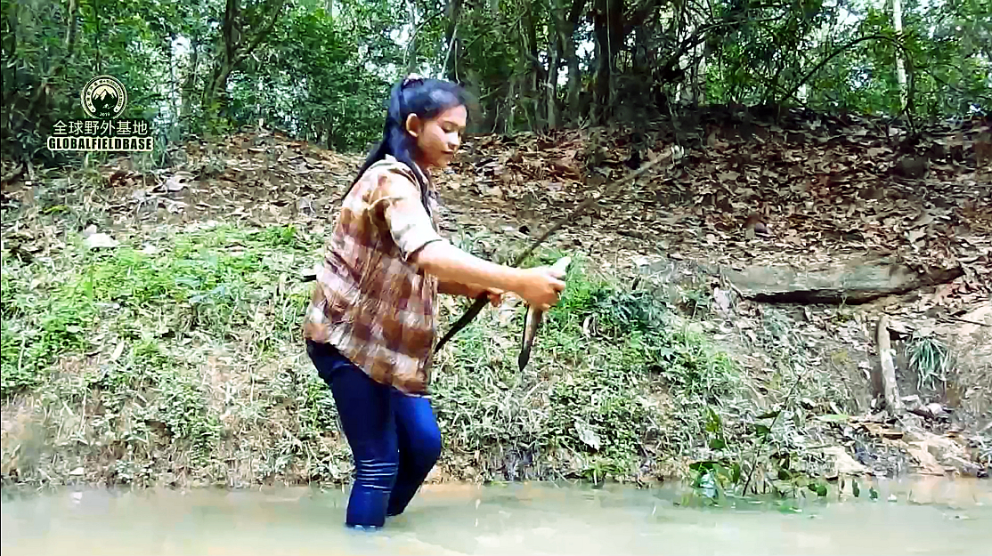 捕鱼达人:小妹妹用竹子制作射鱼器,到河里收获满满,晚上加餐!