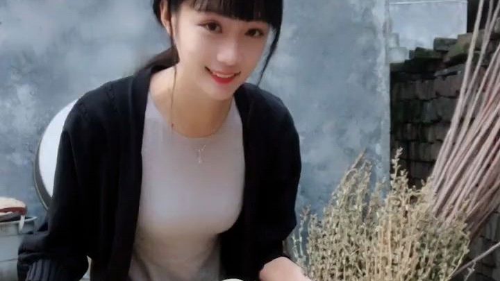 最近这个美女挺火,蒸了一锅馒头,看起来很贤惠!