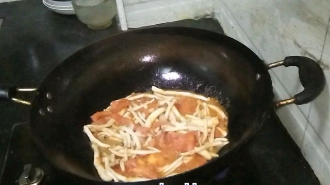 湖南家常菜:西红柿炒蘑菇的家常做法,开胃不油腻,比吃肉还下饭