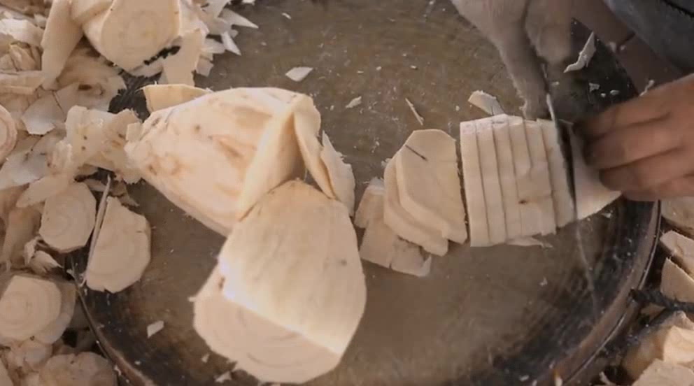 粉葛蒸肉是村宴中必不可少的一道美食,入口即化软糯可口!