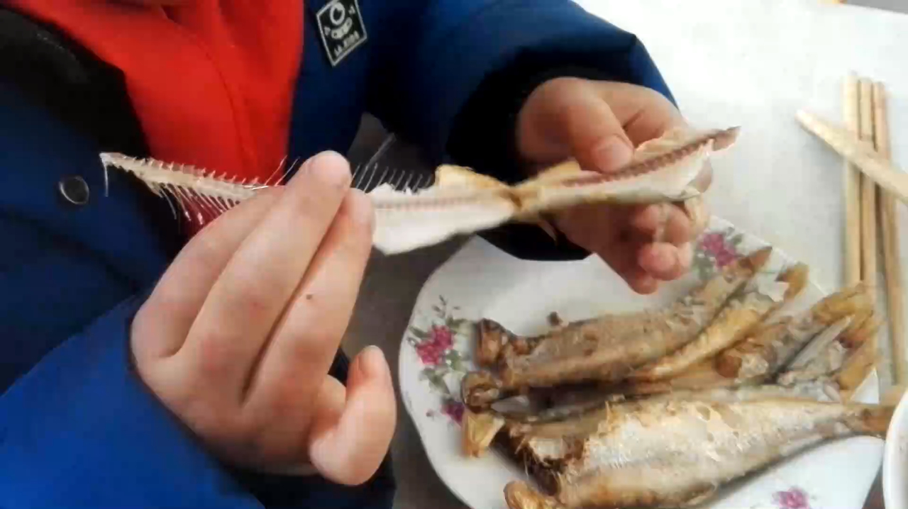 赣榆特产油炸黄鲫鱼,老爸炸了一盘,儿子吃的鱼头都不剩