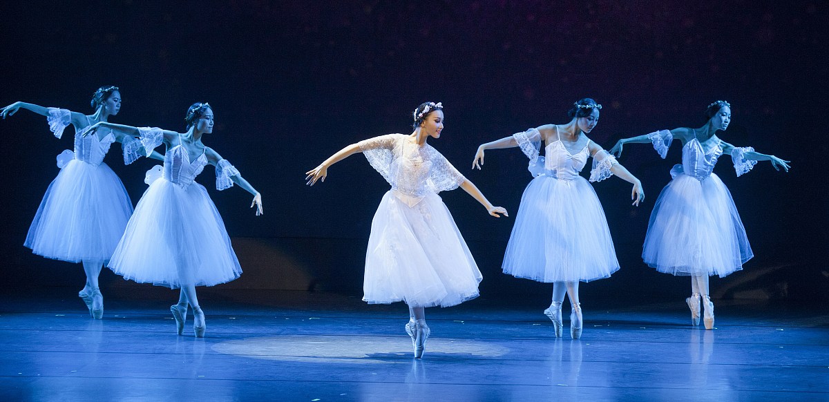 请帮我写一首诗给女朋友，10岁左右，男性