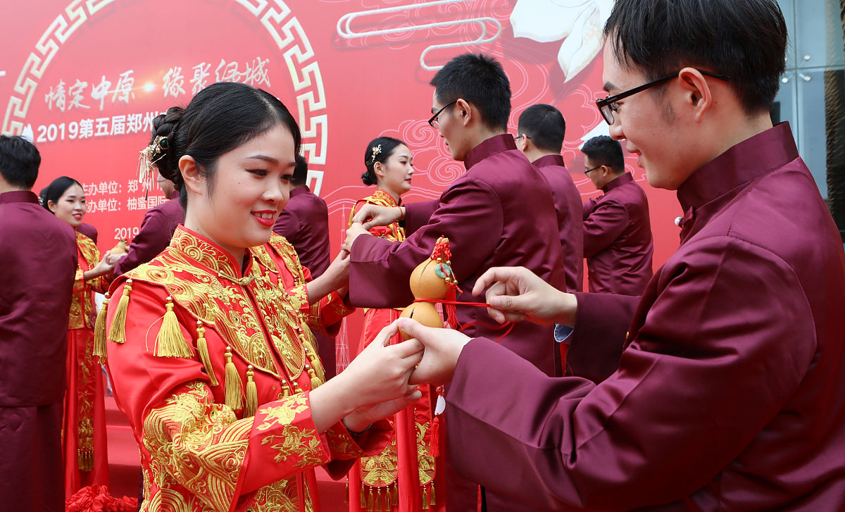 新婚祝酒辞尊敬的新人们：今天在这个美好的日子我们聚集在一起共同见证你们两位步入婚姻殿堂的幸福时刻。在这里我代表所有宾客向新人们表示最真挚的祝福和最热烈的祝贺。婚姻是人生的一大盛事更是一生中最重要的选择之一。它象征着两人相爱、相互扶持、相互信任、相互包容、相濡以沫、一生相伴。而今天你们终于走到了一起将一生永远携手并肩前行。我想说今天不仅仅是新人的喜庆日也是我们所有亲朋好友们的喜庆日。因为今天我们亲眼