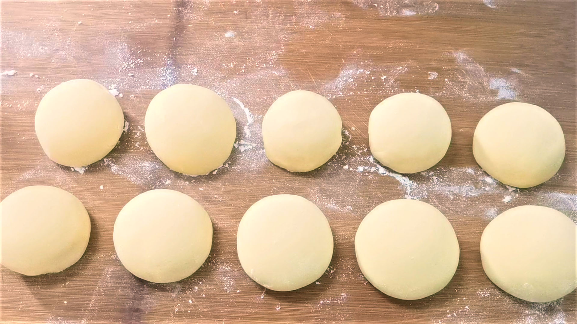 #作者学院# 黄金粗粮玉米面馒头,色泽金黄,蓬松柔软,香甜可口,喜欢吃甜一点的还可以加点红