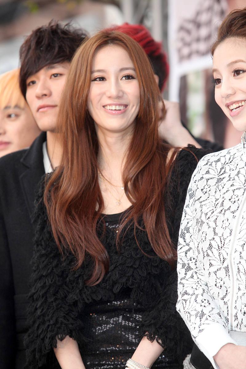 2011年2月13日,台北,传奇星娱乐公司艺人大集合写真书签书会.   ***_*