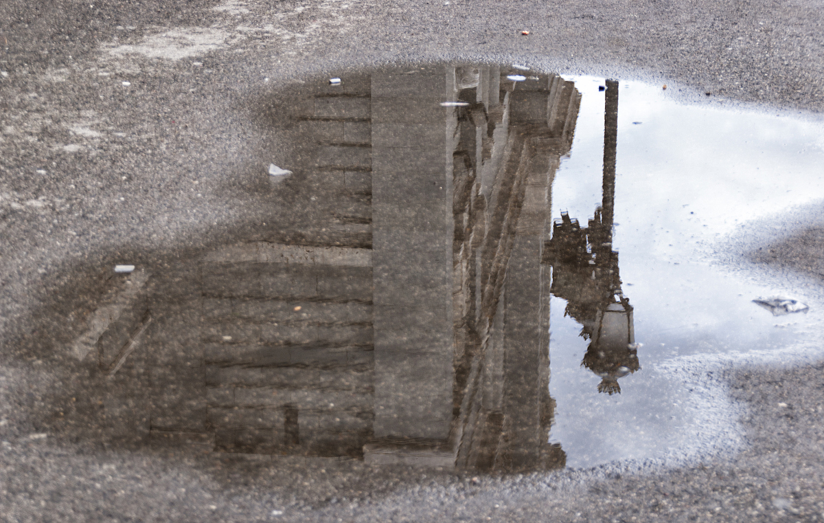 电影《雪国列车》让观众深刻地反思了人类的环境问题同时也探讨了社会阶级和人性等深刻的主题。电影中的列车象征着整个人类社会富人车和贫民车象征着社会的阶层分化这种分化不仅仅是物质的差异更是人性和道德的分化。电影通过列车的冒险之旅揭示出人类社会的种种矛盾和问题引发了人们对社会问题和环境问题的深刻思考。总的来说《雪国列车》是一部深刻而又富有创意的科幻冒险电影它不仅仅让人们享受到了刺激和惊险更让人们深刻地反思