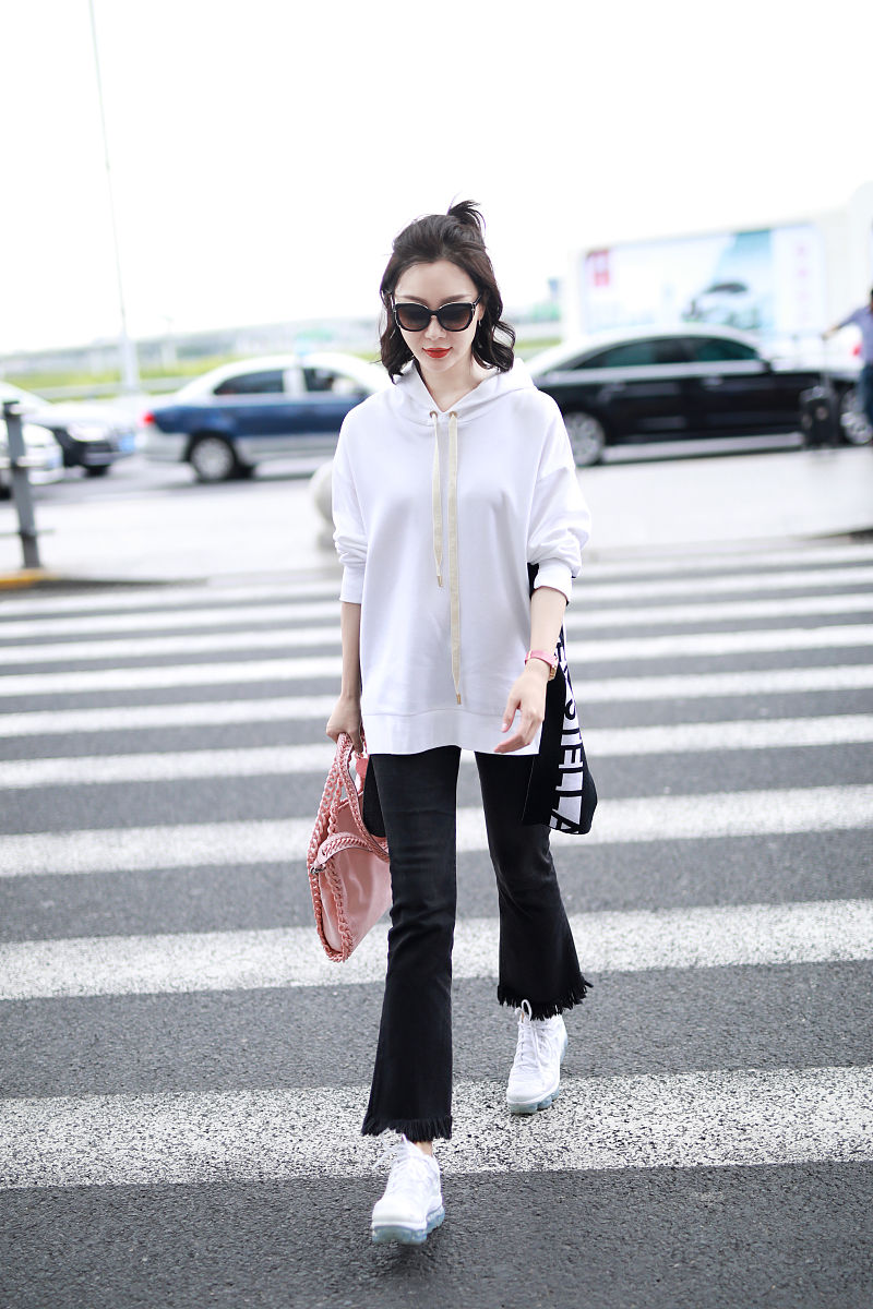 秋季时尚穿搭指南：简约卫衣、清新白衬衫与卡其色翻领上衣