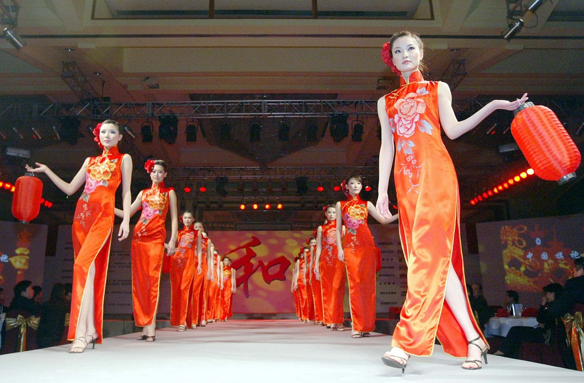 2005年1月7日至9日在中国首都北京,新丝路名模助阵首届"青年华商峰会"