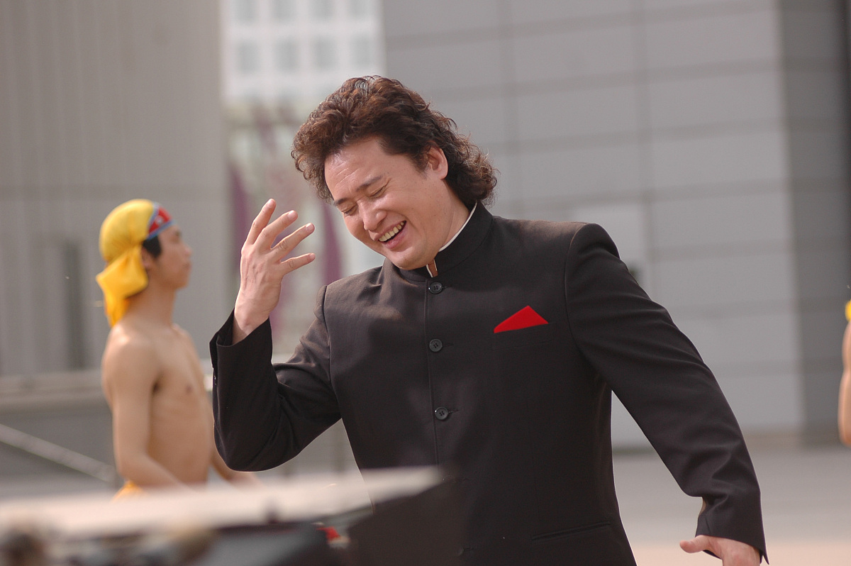 2008年4月17日,北京,韦唯与戴玉强拍摄奥运歌曲mv并接受了记者的采访.