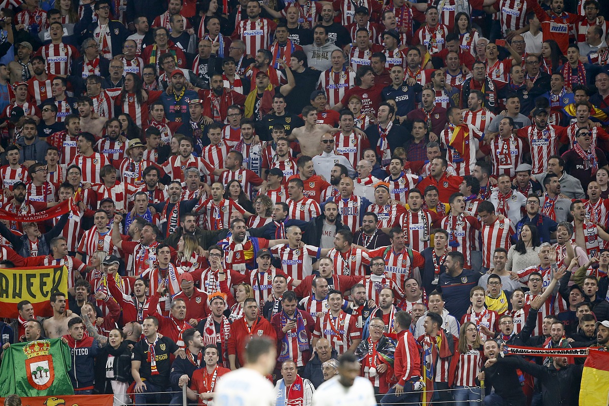 2011年5月28日曼彻斯特联队与巴塞罗那在欧洲冠军联赛决赛中对决。问题在于曼联输给了巴塞罗那并在比赛中表现不佳这引发了一些关于球队的问题例如他们是否应该更换教练或购买新球员。