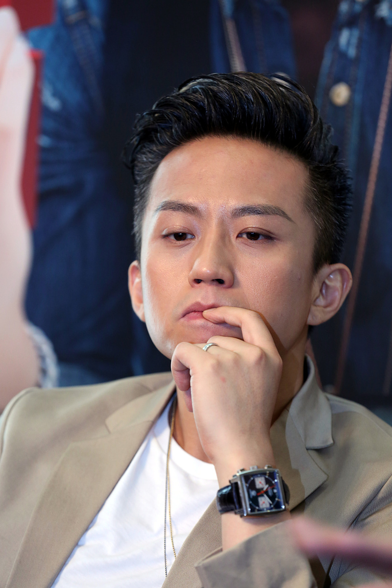 相视而过，下一句是什么？尴尬的瞬间！