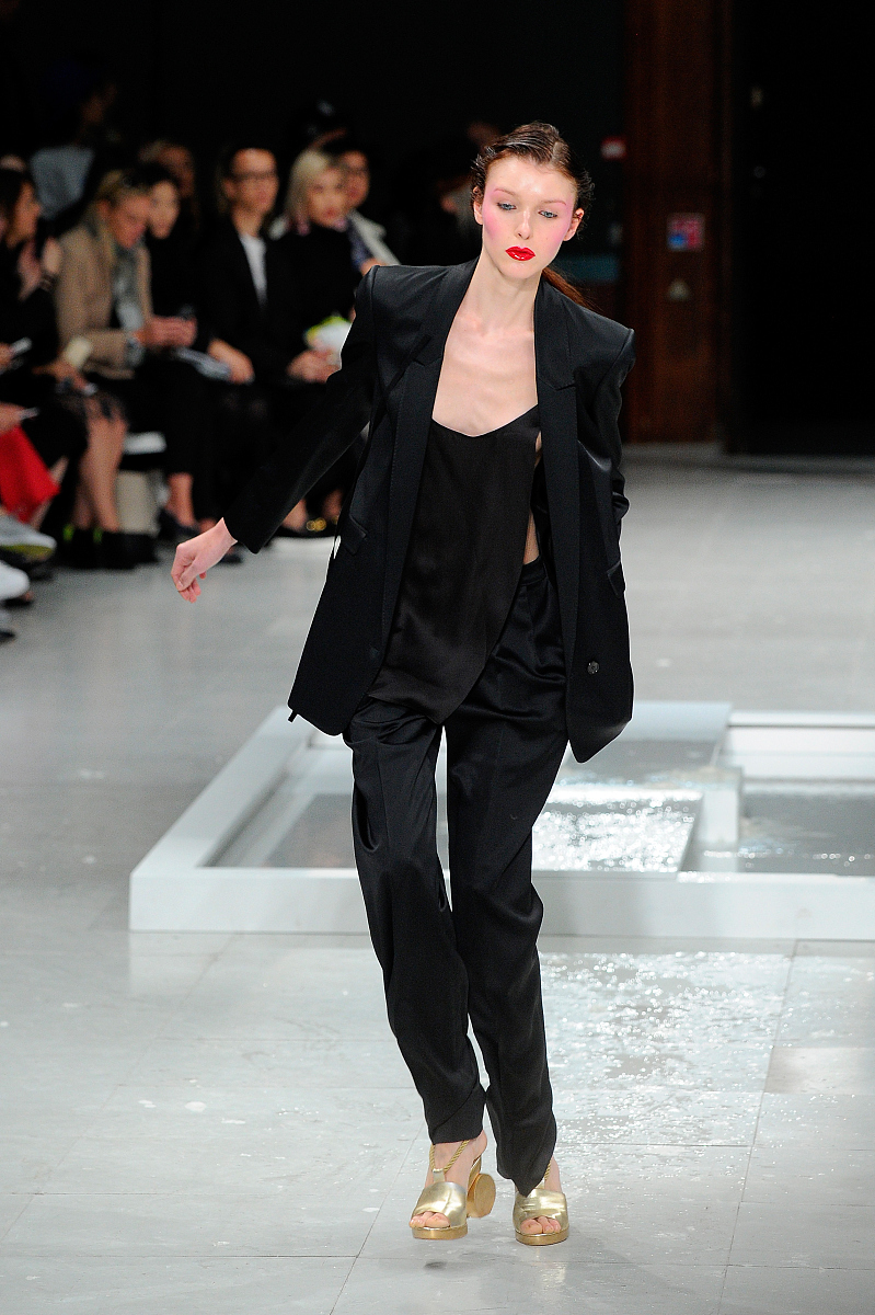 2015年10月3日讯,巴黎,当地时间2日,2016巴黎春夏时装周:chalayan 品