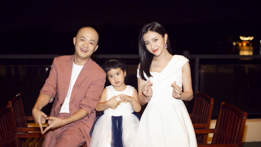 #每日娱乐快讯# 【包贝尔一家三口现身机场开心任拍,疑似参加韩庚婚礼】12月30日,包贝尔