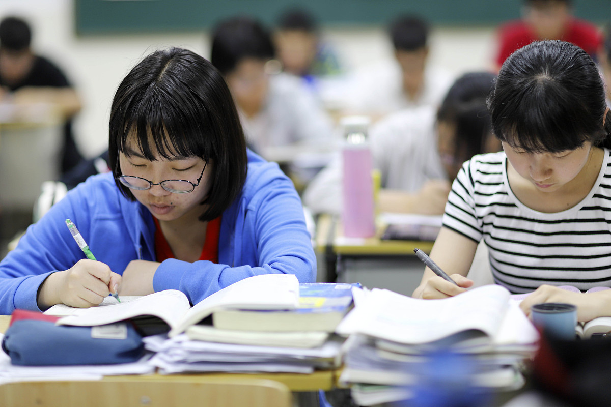 ***_***2018年6月3日晚,在江苏省泰州中学,高三学生在上晚自习.