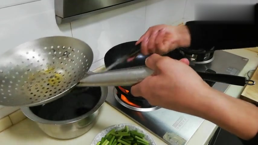 大厨教你在家制作和酒店一样美味的蒜苔肉丝,色香味俱全!收藏了