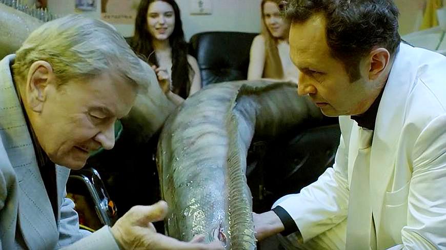 小伙发现两条美人鱼,只要碰到水,就能长出鱼尾!