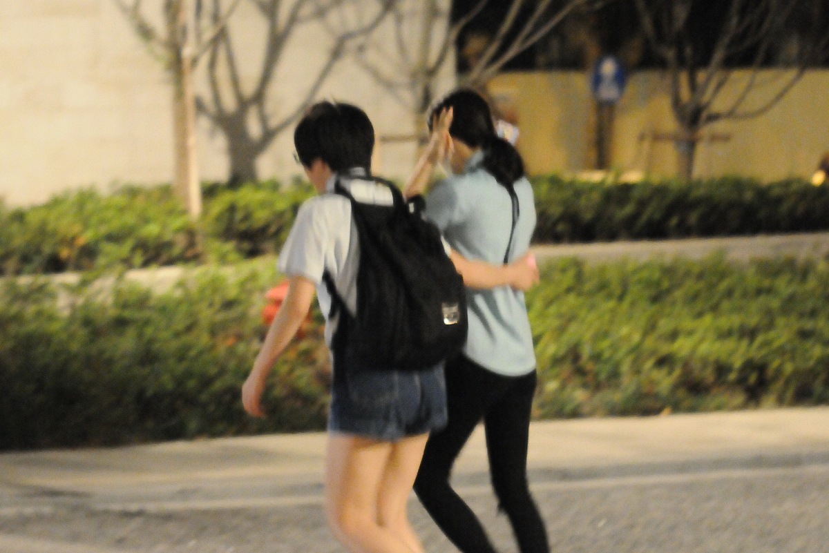 请描述一男生女生同年同月同日生两个人兜兜转转最后幸福在一起的故事。