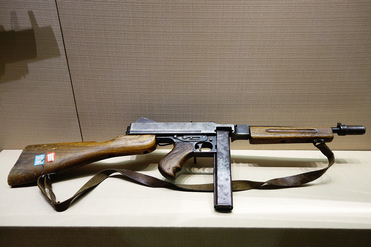 战争的决定性因素是人还是武器？依靠人民群众进行战争如何处理武器和人的关系？把人和武器当作一个统一体来看什么的作用是决定性的？两千字论文