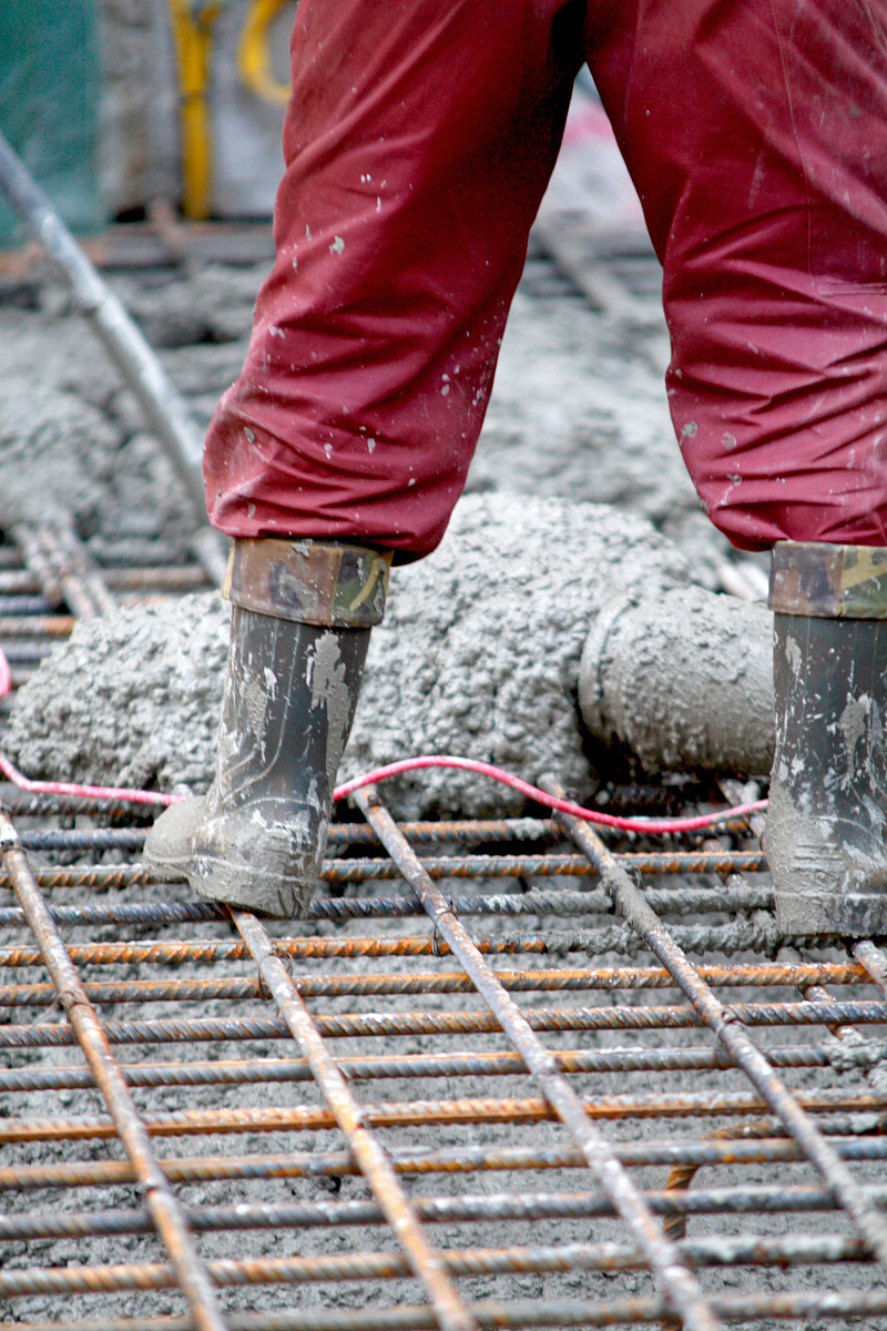 使以下句子用词更准确、具有逻辑性：待混凝土养护时间达到14天同时混凝土内部与表面温度之差在20℃内以及混凝土表面与大气温度之差在25℃内时方可撤除覆盖材料。