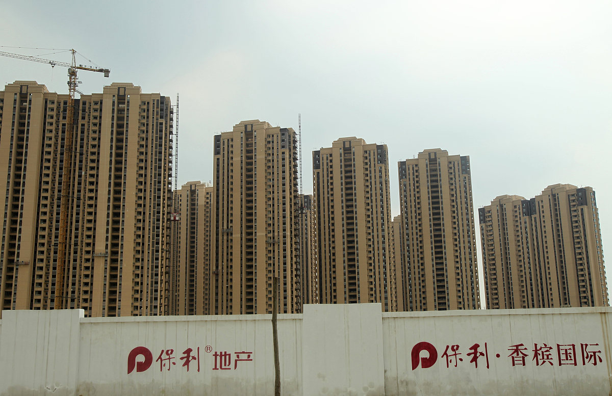 在经历了三年的疫情和国家政策的调整后房地产行业进入了寒冬期面临着历史性的变革。在这样的环境下金融驱动型房企相继暴雷使得本已下行的房市雪上加霜。然而宏宇集团多年来一直秉持着立足沧州深耕河北的发展战略坚持精研产品坚信好的产品会说话。宏宇集团始终履行着建老百姓买得起的好房子的企业使命全年累计交付4000套房屋在市场中获得了不俗的成绩。凭借强势的成绩单宏宇集团荣获河北省工商联发布的2022河北省服务业民营