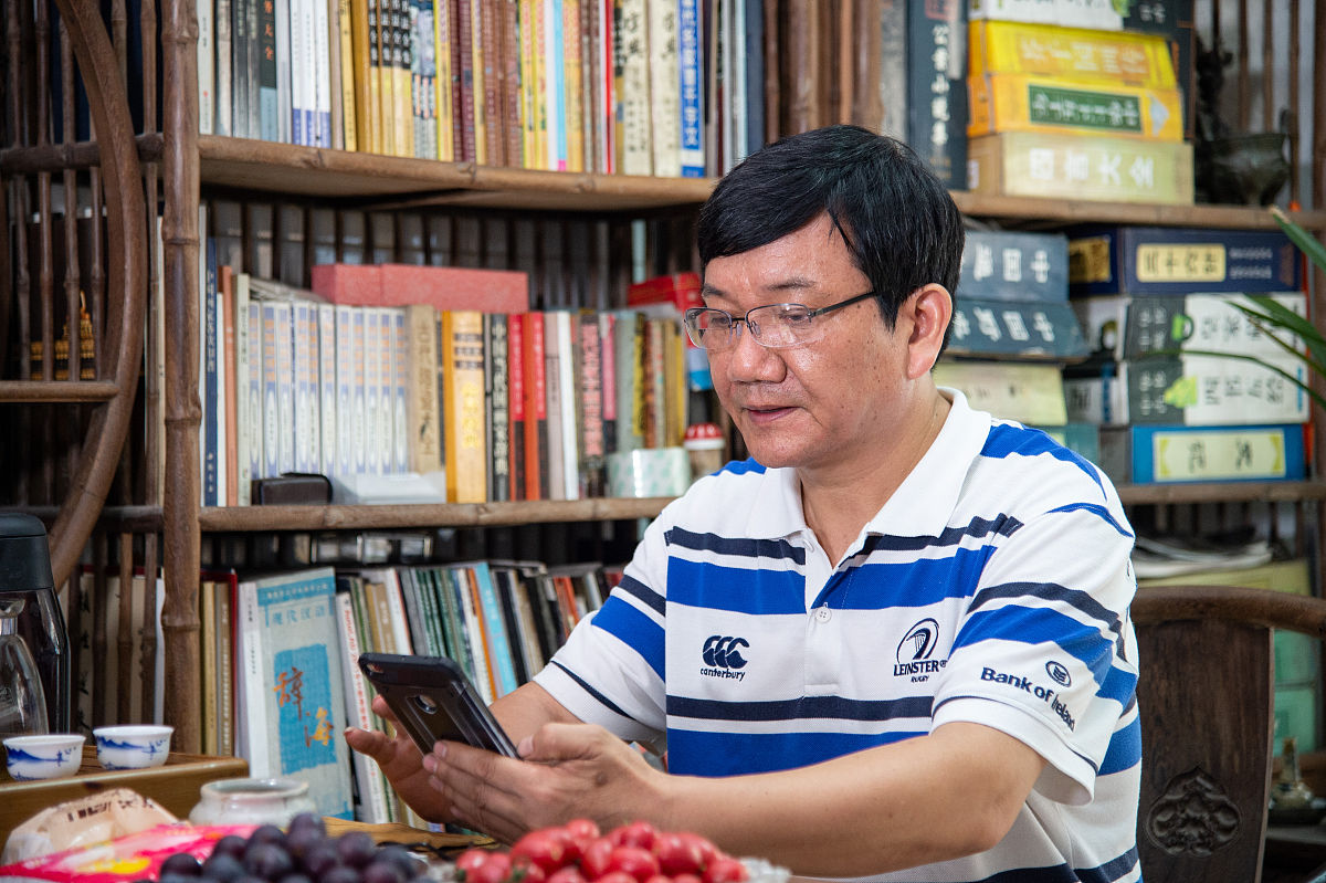 2019年6月3日,浙江余姚,见阮利章每每叹息摇头,儿子儿媳提醒他,要不在