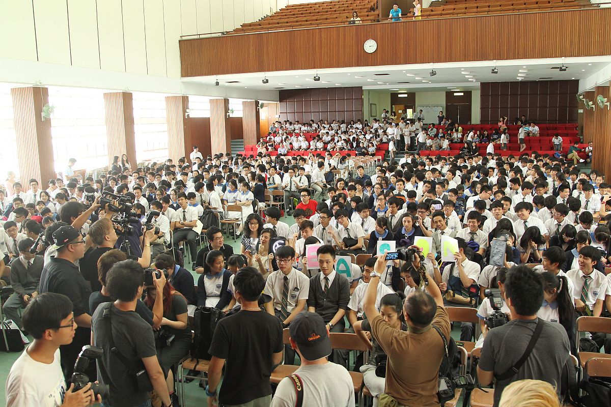 2014年6月11日,香港,陈奕迅现身校园出席讲座活动.