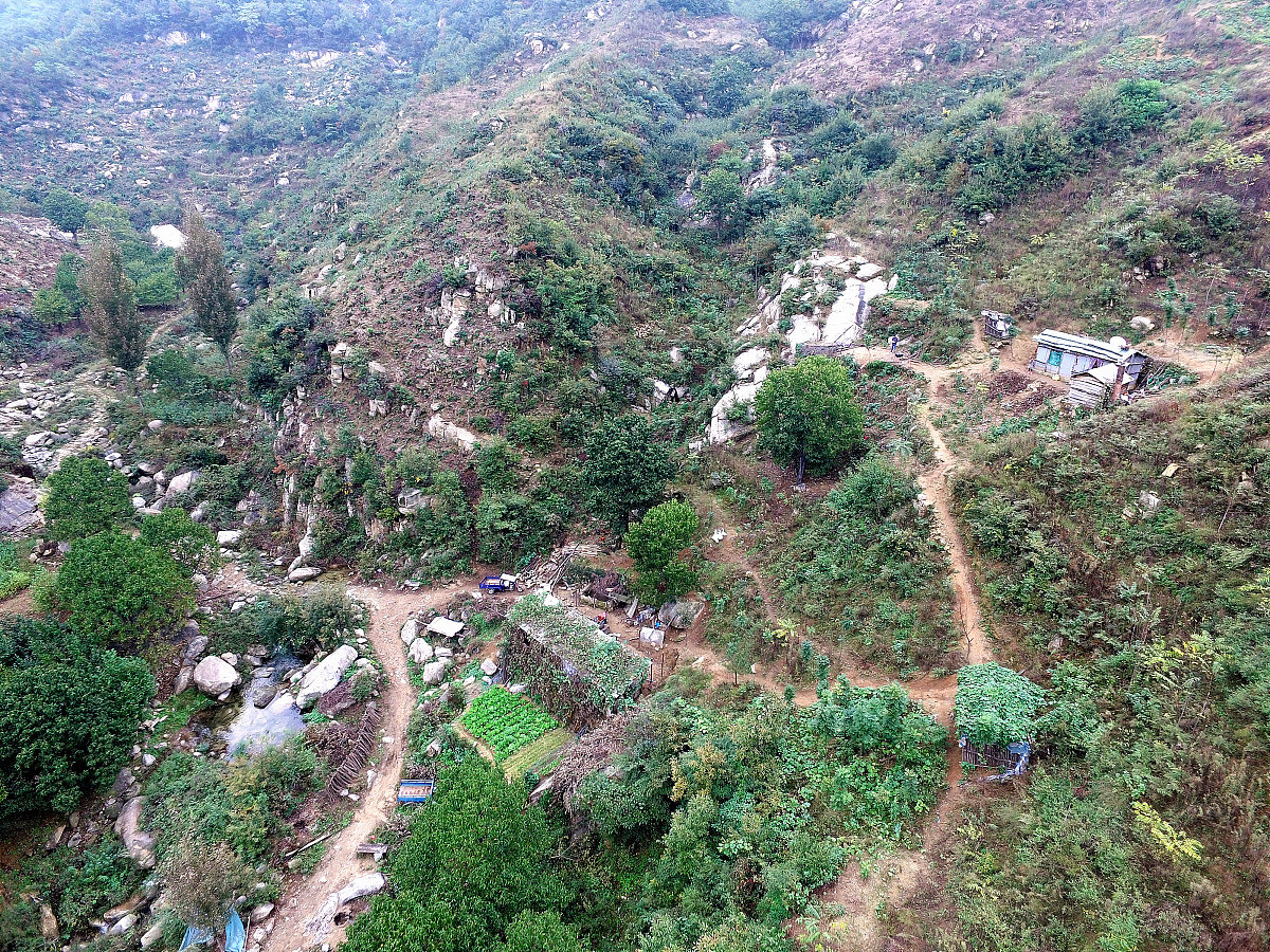 题目1：新形势下戏剧类图书出版思考

提纲
1.分析新形势下戏剧类图书出版现状；
2.分析当前戏剧类图书出版所面临的的问题，并给出解决方案或者建议；
3.结合以上两点给出文章结论。

要求：不少于3000字的论文，格式齐全，包括摘要、关键词及参考文献。