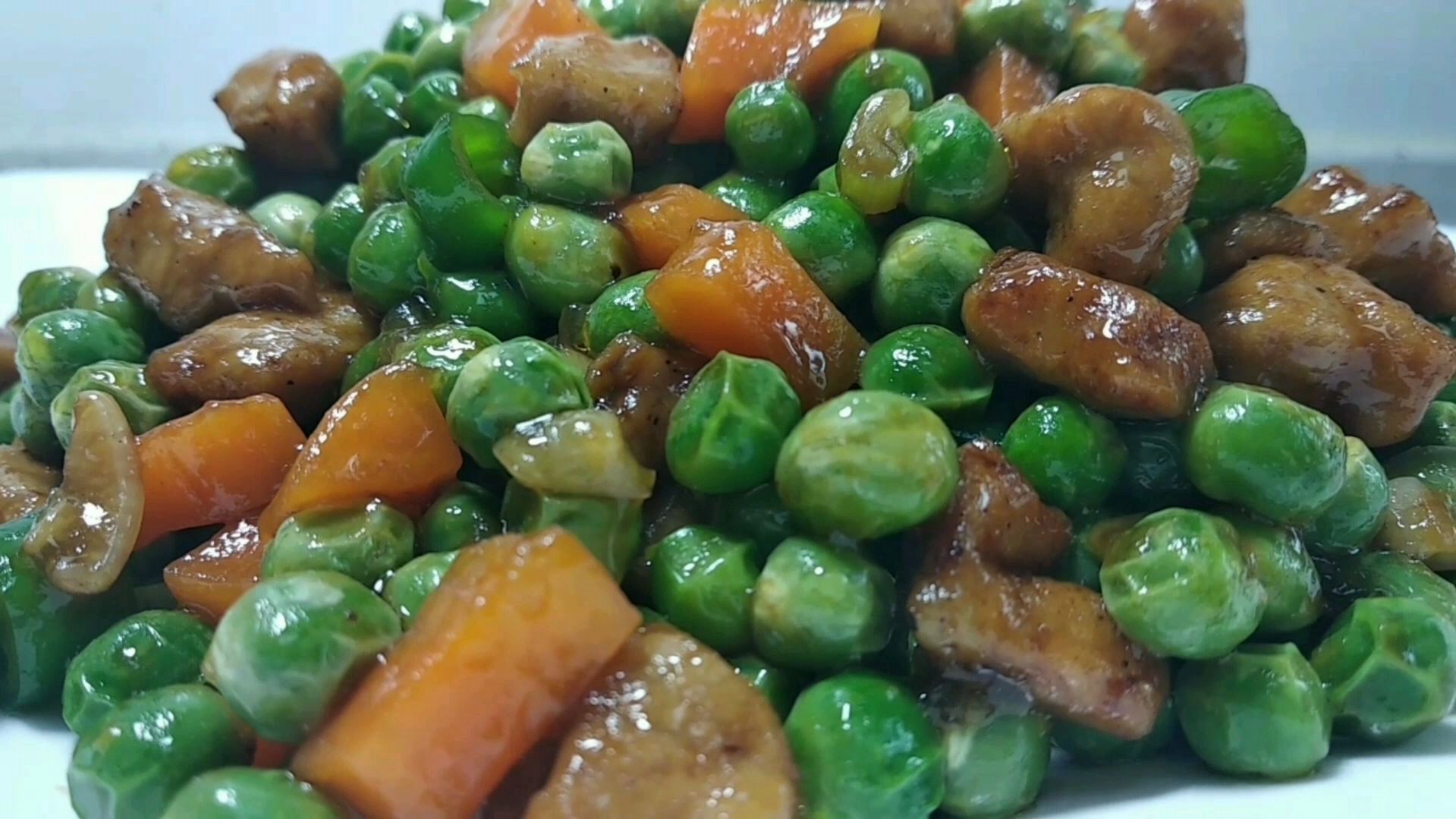 家常菜豌豆炒肉丁。这样炒豌豆软糯,肉丁滑嫩,一上桌就被吃光。