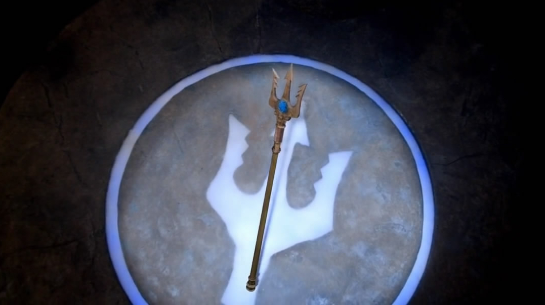 美男鱼召唤出三叉戟,躲在背后的美人鱼欲伺机破坏