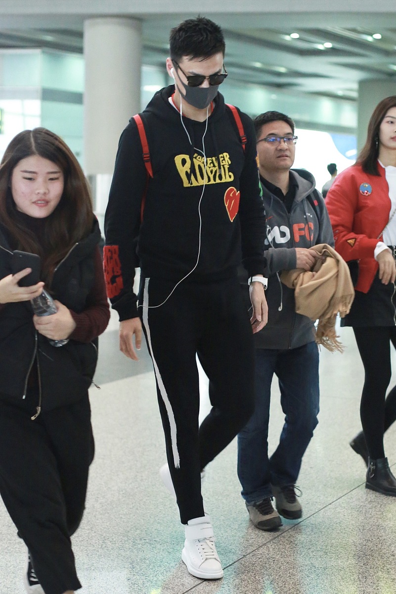 撰写一篇休闲运动风穿搭文案服装类型：白色打底的T恤上衣印花机领口芽边都以青色填充、这款清新感穿着更是文艺大方白色上衣搭配百褶格纹半身裙、清新感纯白上衣搭配黑色短装裤子