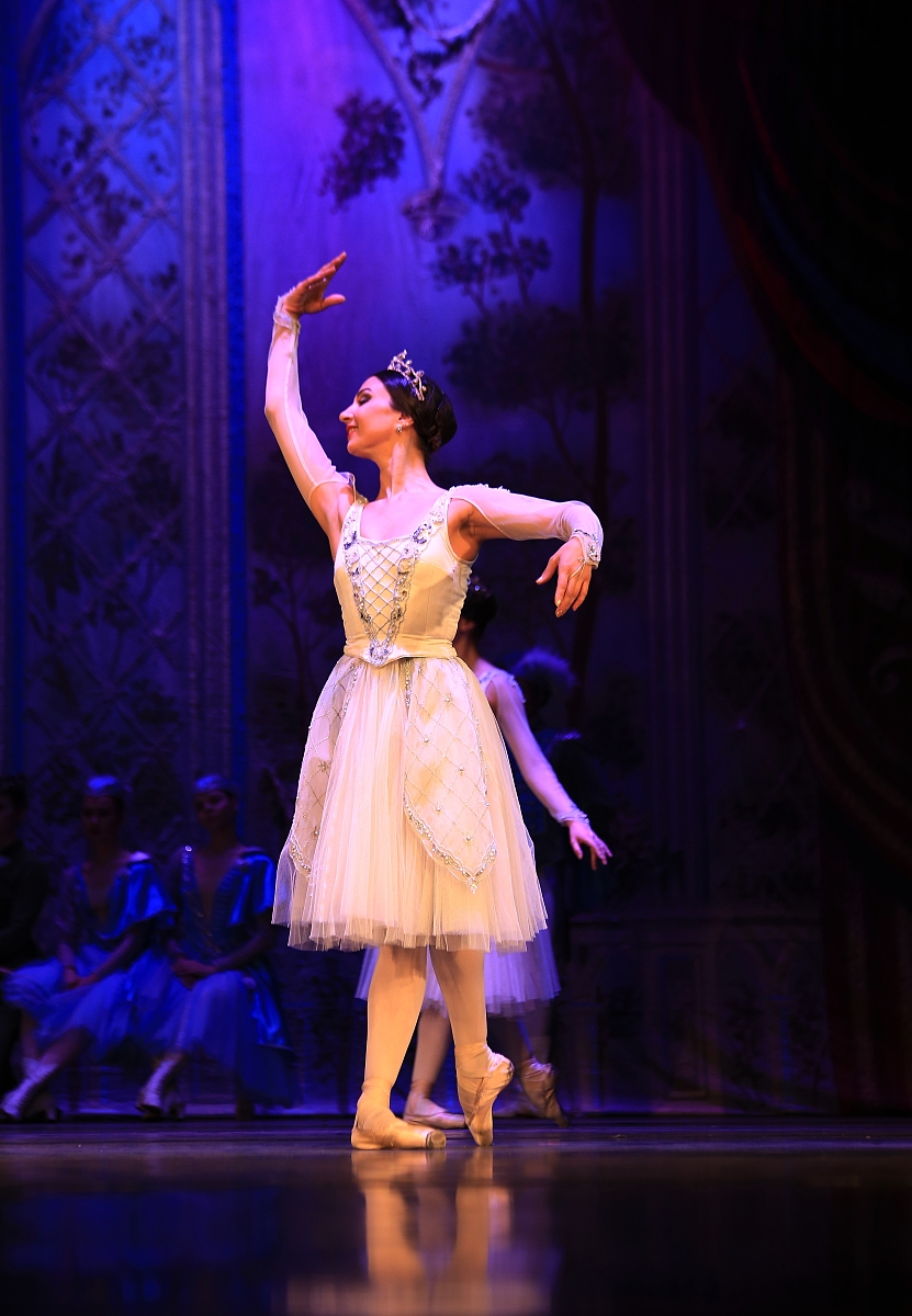 1 对舞蹈艺术的影响和地位《天鹅湖》是芭蕾舞艺术的代表作之一它的舞蹈编排、音乐和剧情都达到了极致的完美成为了芭蕾舞艺术的经典之作。它以优美的舞蹈动作和情感表达展现了芭蕾舞的高雅和精湛技艺为芭蕾舞剧的发展做出了重要的贡献。同时它也是现代舞蹈的奠基之作将传统芭蕾舞和现代舞蹈的元素融合在一起开创了一种新的舞蹈风格。除了《天鹅湖》芭蕾舞剧中的经典作品还有《胡桃夹子》、《睡美人》等它们都在舞蹈艺术领域有着深