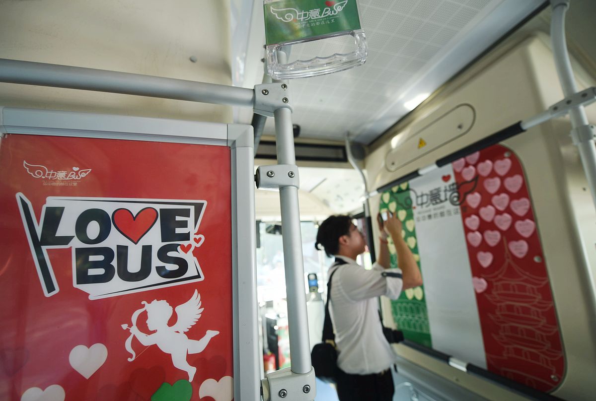 简述成都地铁官方在成都地铁开通十周年之际招募MV志愿者如何通过将志愿者拉近粉丝群扩大成都地铁官方的号召力、影响力、引导力和传播力？