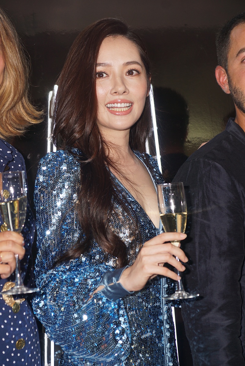 女神肿<strong>么</strong>了?郭碧婷发福脸圆双下巴明显 慵懒卷发显温婉女人味