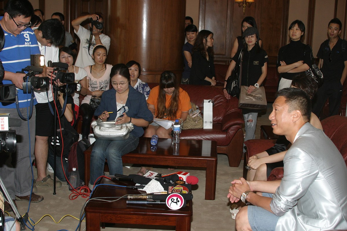 2009年9月9日,上海,代言新科技材质活动. ***_***孙红雷+++_+++短裤,