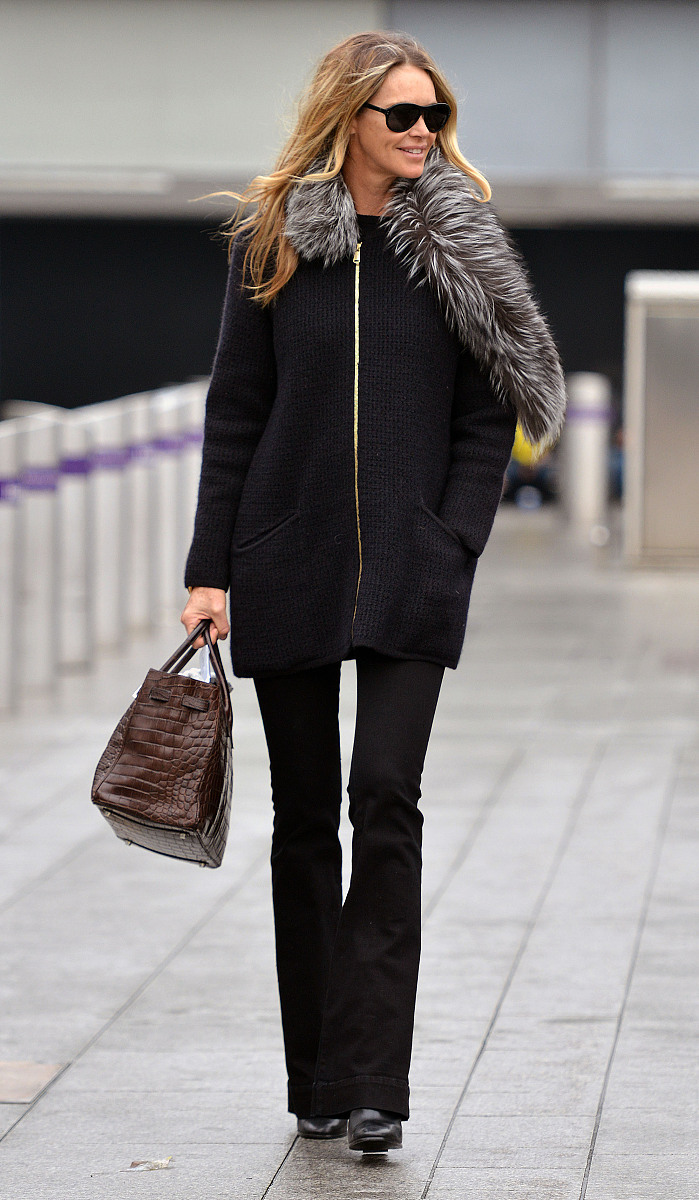 我有一双黑色的圆头皮鞋怎样可以穿出潮流的感觉？需要精确到衣服、裤子、配饰的样式和颜色