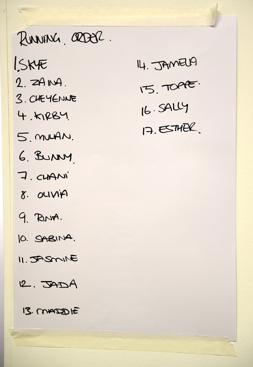 找到我们下载好的 Family Menu 将上面的语句全部翻译成英文